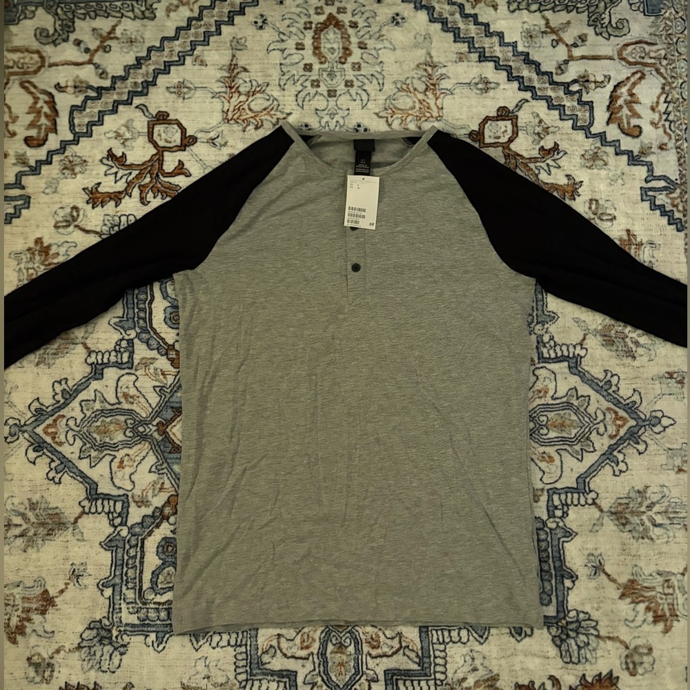 Men's Gray and Black Raglan Shirt